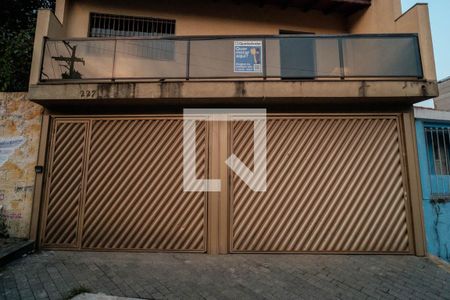 Casa à venda com 270m², 4 quartos e 3 vagas Casa à venda com 270m², 4 quartos e 3 vagasFachada