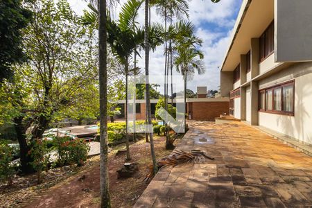Casa à venda com 1008m², 5 quartos e 5 vagasQuintal com jardim e piscina