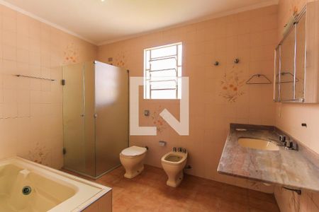 Casa à venda com 250m², 3 quartos e 3 vagasBanheiro do Quarto 1