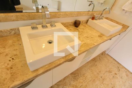 Apartamento à venda com 254m², 3 quartos e 4 vagasBanheiro da Suíte 1