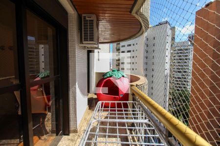 Apartamento à venda com 254m², 3 quartos e 4 vagasVaranda da Suíte 2