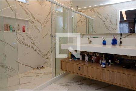 Casa de condomínio à venda com 400m², 5 quartos e 2 vagas Casa de condomínio à venda com 400m², 5 quartos e 2 vagasBanheiro da Suíte 3