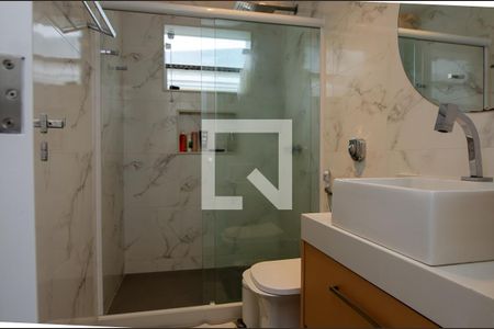 Casa de condomínio à venda com 400m², 5 quartos e 2 vagas Casa de condomínio à venda com 400m², 5 quartos e 2 vagasBanheiro da Suíte 1