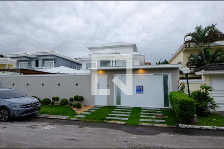 Casa de condomínio à venda com 400m², 5 quartos e 2 vagas Casa de condomínio à venda com 400m², 5 quartos e 2 vagasfachada