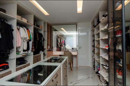 Casa de condomínio à venda com 400m², 5 quartos e 2 vagas Casa de condomínio à venda com 400m², 5 quartos e 2 vagasCloset da suíte 3