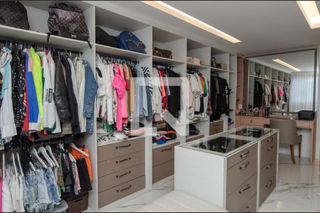 Casa de condomínio à venda com 400m², 5 quartos e 2 vagas Casa de condomínio à venda com 400m², 5 quartos e 2 vagasCloset da suíte 3