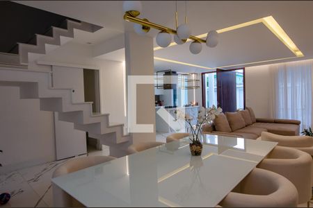 Casa de condomínio à venda com 400m², 5 quartos e 2 vagas Casa de condomínio à venda com 400m², 5 quartos e 2 vagasSala de Jantar