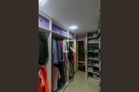 Casa para alugar com 330m², 4 quartos e 8 vagas Casa para alugar com 330m², 4 quartos e 8 vagasCloset