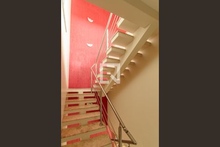 Casa para alugar com 330m², 4 quartos e 8 vagas Casa para alugar com 330m², 4 quartos e 8 vagasEscadas