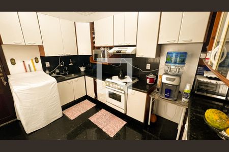 Casa à venda com 360m², 7 quartos e 8 vagas Casa à venda com 360m², 7 quartos e 8 vagasCozinha