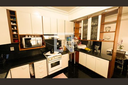 Casa à venda com 360m², 7 quartos e 8 vagas Casa à venda com 360m², 7 quartos e 8 vagasCozinha