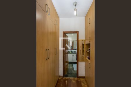 Casa à venda com 296m², 4 quartos e 4 vagasCloset