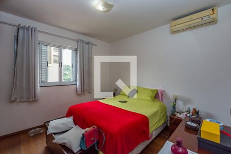 Casa à venda com 296m², 4 quartos e 4 vagasSuíte