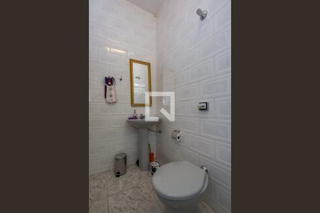 Casa à venda com 296m², 4 quartos e 4 vagasBanheiro de serviço