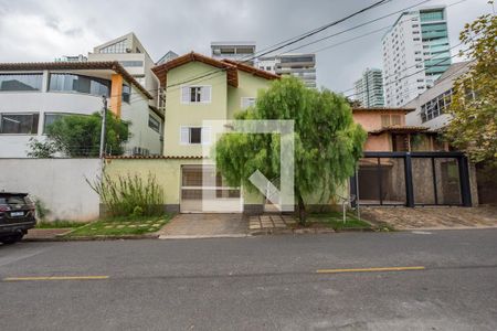 Casa à venda com 296m², 4 quartos e 4 vagasFachada