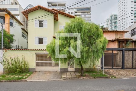 Casa à venda com 296m², 4 quartos e 4 vagasFachada