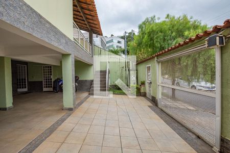 Casa à venda com 296m², 4 quartos e 4 vagasGaragem