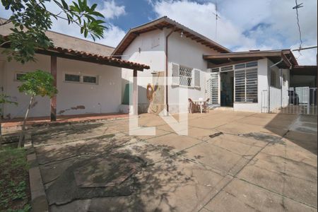 Casa à venda com 220m², 4 quartos e 2 vagas Casa à venda com 220m², 4 quartos e 2 vagasQuintal