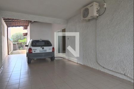 Casa à venda com 220m², 4 quartos e 2 vagas Casa à venda com 220m², 4 quartos e 2 vagasGaragem
