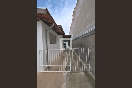 Casa à venda com 220m², 4 quartos e 2 vagas Casa à venda com 220m², 4 quartos e 2 vagasQuintal - Corredor lateral