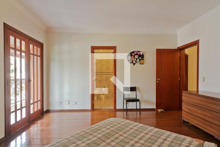 Casa à venda com 500m², 4 quartos e 4 vagasSuíte 2