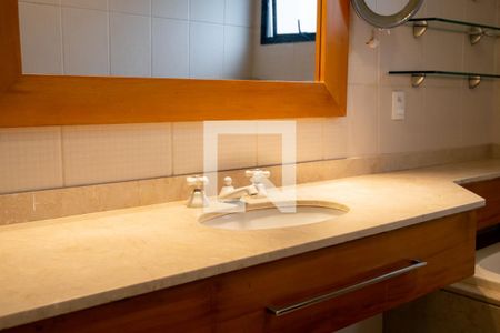 Apartamento à venda com 243m², 4 quartos e 4 vagas Apartamento à venda com 243m², 4 quartos e 4 vagasBanheiro Quarto 4 - Suíte Master