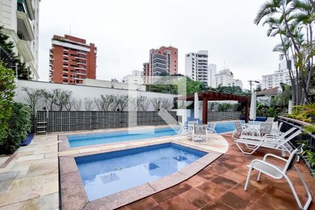 Apartamento à venda com 243m², 4 quartos e 4 vagas Apartamento à venda com 243m², 4 quartos e 4 vagasPiscina