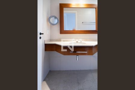 Apartamento à venda com 243m², 4 quartos e 4 vagas Apartamento à venda com 243m², 4 quartos e 4 vagasBanheiro Quarto 3 - Suíte