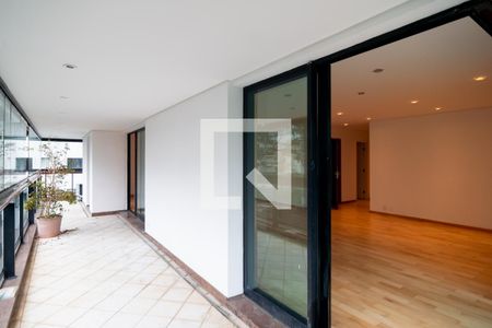 Apartamento à venda com 243m², 4 quartos e 4 vagas Apartamento à venda com 243m², 4 quartos e 4 vagasVaranda