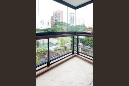 Apartamento à venda com 243m², 4 quartos e 4 vagas Apartamento à venda com 243m², 4 quartos e 4 vagasVaranda Quarto 4 - Suíte Master