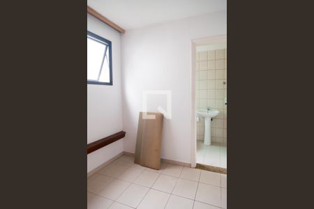 Apartamento à venda com 243m², 4 quartos e 4 vagas Apartamento à venda com 243m², 4 quartos e 4 vagasQuarto de Serviço