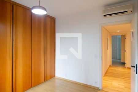Apartamento à venda com 243m², 4 quartos e 4 vagas Apartamento à venda com 243m², 4 quartos e 4 vagasQuarto 1
