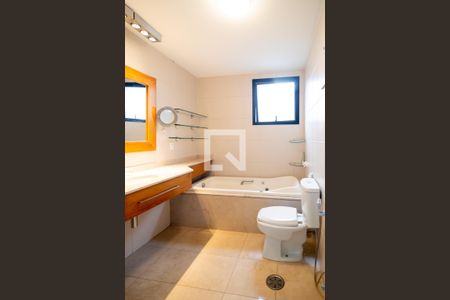 Apartamento à venda com 243m², 4 quartos e 4 vagas Apartamento à venda com 243m², 4 quartos e 4 vagasBanheiro Quarto 4 - Suíte Master