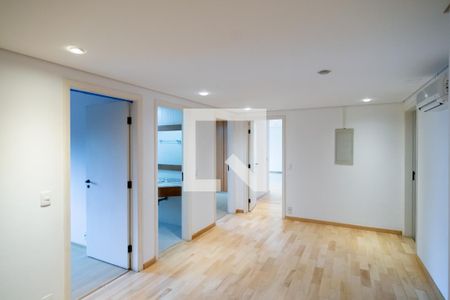 Apartamento à venda com 243m², 4 quartos e 4 vagas Apartamento à venda com 243m², 4 quartos e 4 vagasSala Íntima