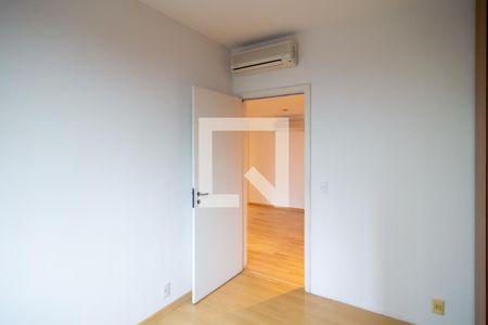 Apartamento à venda com 243m², 4 quartos e 4 vagas Apartamento à venda com 243m², 4 quartos e 4 vagasQuarto 2