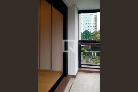 Apartamento à venda com 243m², 4 quartos e 4 vagas Apartamento à venda com 243m², 4 quartos e 4 vagasVaranda Quarto 4 - Suíte Master