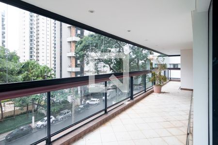 Apartamento à venda com 243m², 4 quartos e 4 vagas Apartamento à venda com 243m², 4 quartos e 4 vagasVaranda