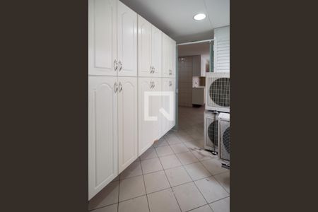 Apartamento à venda com 243m², 4 quartos e 4 vagas Apartamento à venda com 243m², 4 quartos e 4 vagasÁrea de Serviço