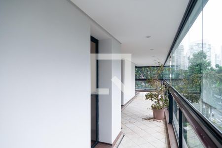 Apartamento à venda com 243m², 4 quartos e 4 vagas Apartamento à venda com 243m², 4 quartos e 4 vagasVaranda