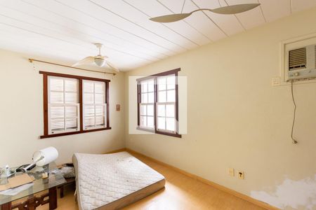 Casa de condomínio à venda com 500m², 5 quartos e 2 vagas Casa de condomínio à venda com 500m², 5 quartos e 2 vagasQuarto