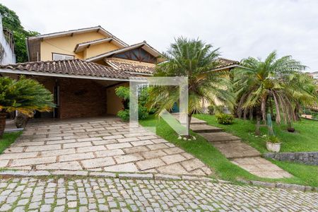 Casa de condomínio à venda com 500m², 5 quartos e 2 vagas Casa de condomínio à venda com 500m², 5 quartos e 2 vagasFachada