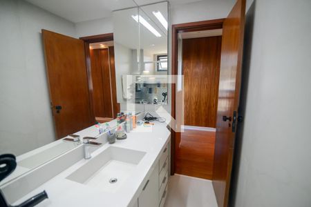 Apartamento à venda com 280m², 4 quartos e 3 vagasBanheiro da Suíte 1