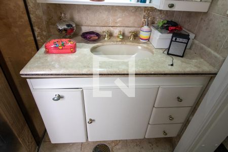 Apartamento à venda com 200m², 3 quartos e 4 vagas Apartamento à venda com 200m², 3 quartos e 4 vagasBanheiro Suite 1