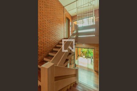 Casa para alugar com 1000m², 4 quartos e 8 vagas Casa para alugar com 1000m², 4 quartos e 8 vagasEscada