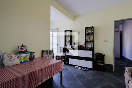 Casa à venda com 300m², 4 quartos e 2 vagas Casa à venda com 300m², 4 quartos e 2 vagasEdícula - Sala