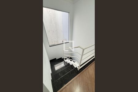 Casa à venda com 153m², 3 quartos e 2 vagasEscada