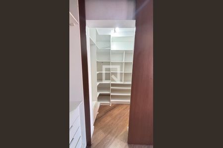 Casa à venda com 153m², 3 quartos e 2 vagasSuite 1 - Closet