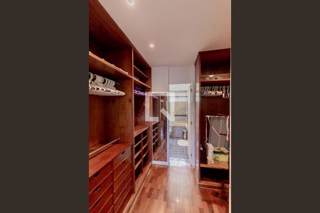 Apartamento à venda com 320m², 3 quartos e 1 vagaCloset Suíte 2 - 1 andar