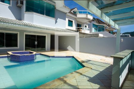 Casa de condomínio à venda com 600m², 6 quartos e 3 vagasVaranda