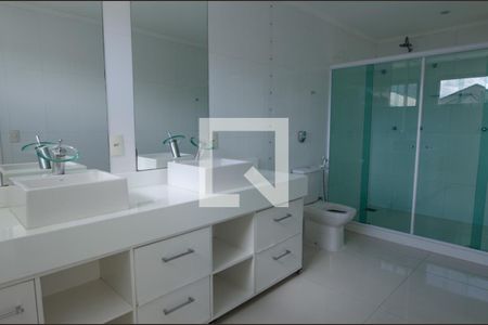 Casa de condomínio à venda com 600m², 6 quartos e 3 vagasBanheiro da suíte 4